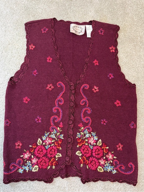 Erika Sweaters - Vintage Erika knit embroidered vest